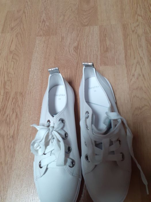 Adidași bershka noi