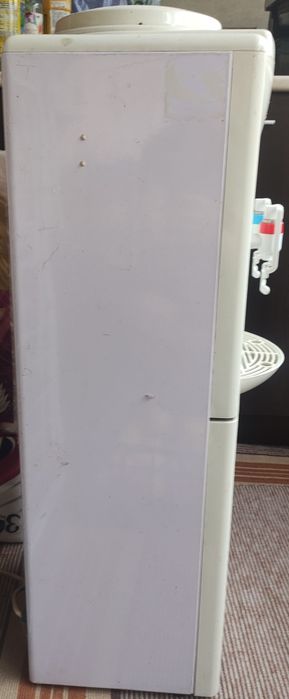 Продавам диспенсър за вода LAMO