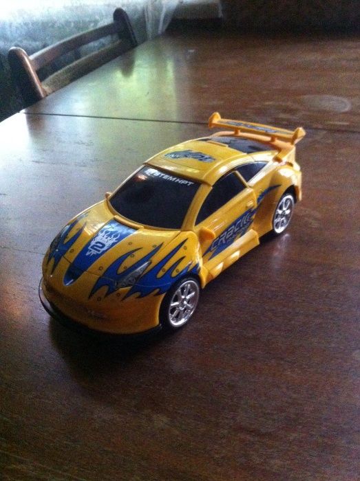 красочные машины -2000-х годов в отличном состоянии