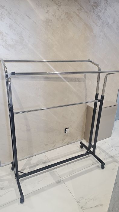 Масивна  метална закачалка за  дрехи на колела
НАЙ-ВАЖНИТЕ