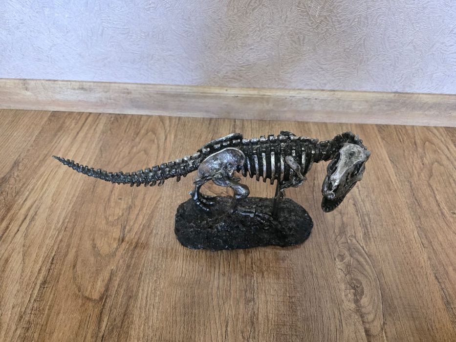 Декоративная статуэтка "Скелет динозавра"