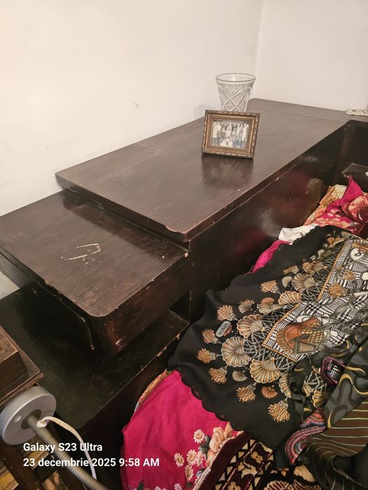 Mobilier foarte vechi