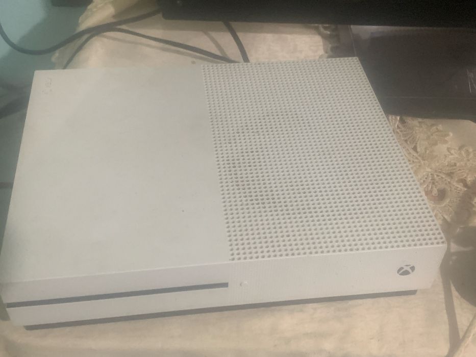 Vand xbox one,in stare impecabila cu 2 controllere originale,+ jocuri