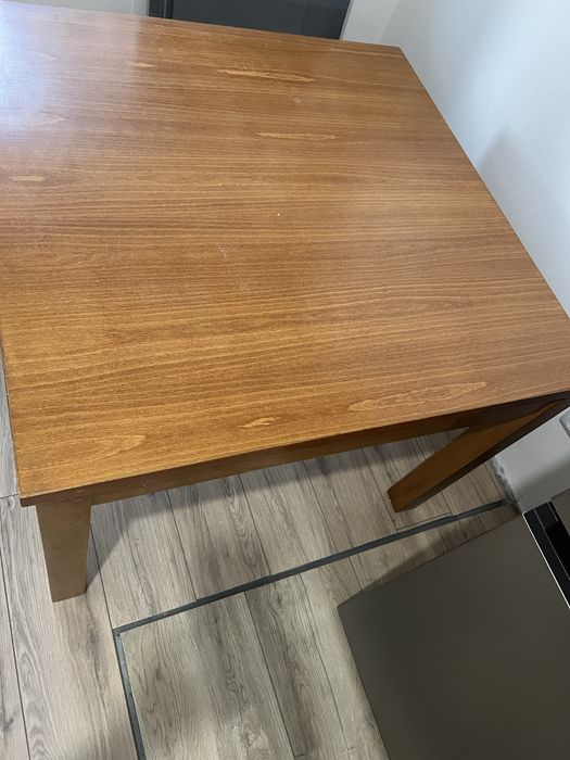 Продавам трапезна маса 100/100см в  изключително добро състояние