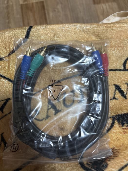 Компонентный видеокабель (Component AV cable) с разъемами типа RCA