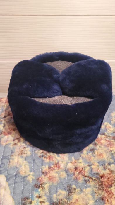 Продам шапки одна цигейковая