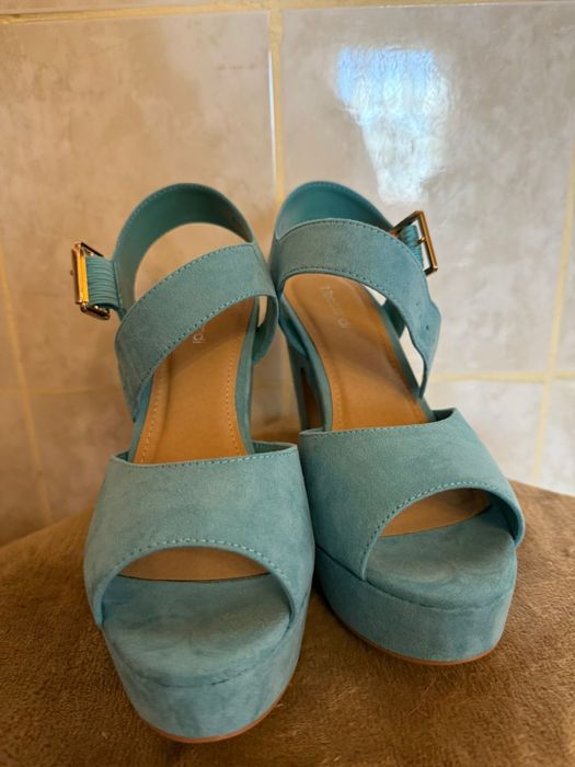 Продам босоножки