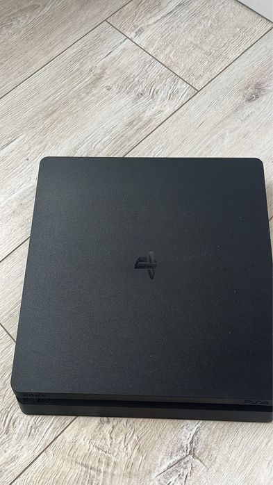 PS4 Slim 500GB-плюс 7 игри от снимката  със игрите цената е 170 без тях 150!