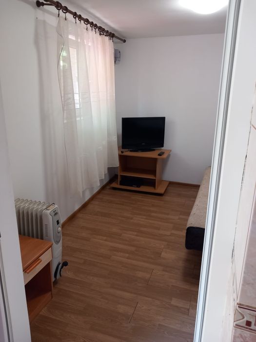Închiriez garsoniera (la casa)