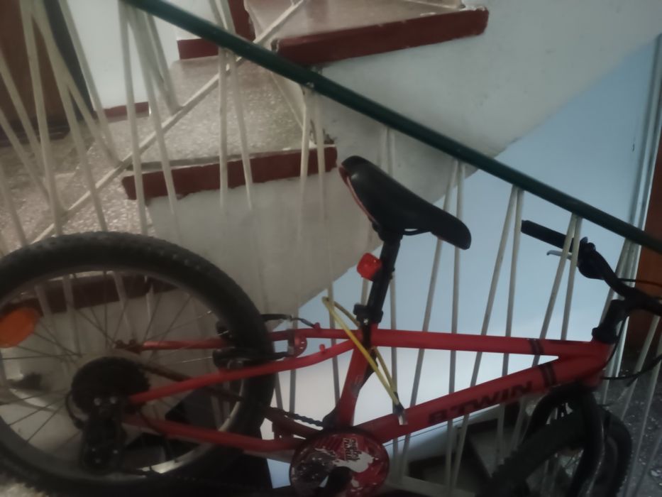 Bicicleta roșie de concurs