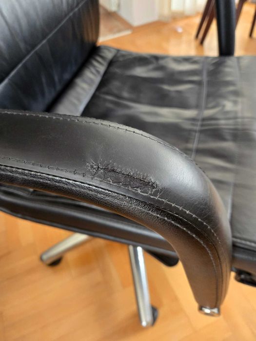 Стол SATO - естествена кожа