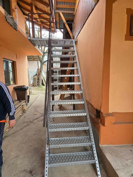 Vând scarii metalice zincate la preț bună