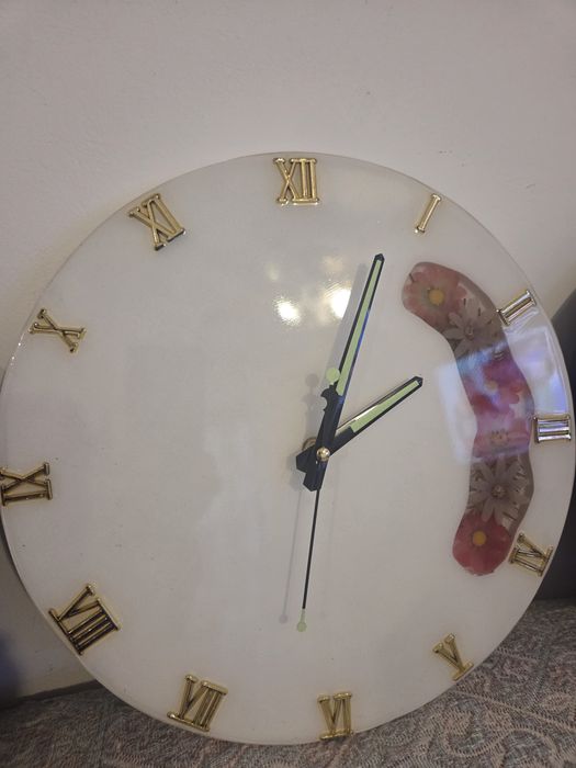 Ceas de perete cu rășină și ceas de lemn de ulm și fier