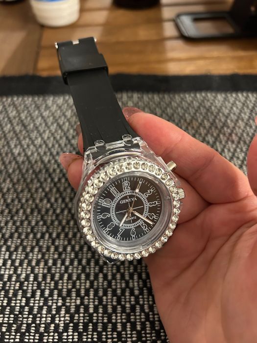 унисекс часовник променя цветовете