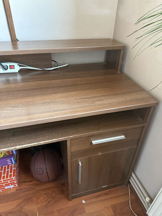 Birou modern si spatios cu suprainaltare pt monitor