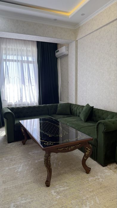 Мягкая мебель и стол и тюли