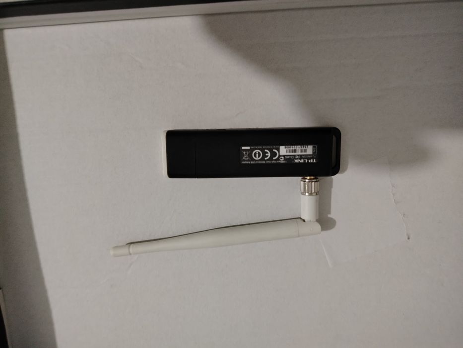 Adaptor wireless USB TP-Link TL-WN722N, un dispozitiv care oferă o viteză de transfer de 150 Mbps, interfață USB 2.0 și o antenă externă de 4dB
