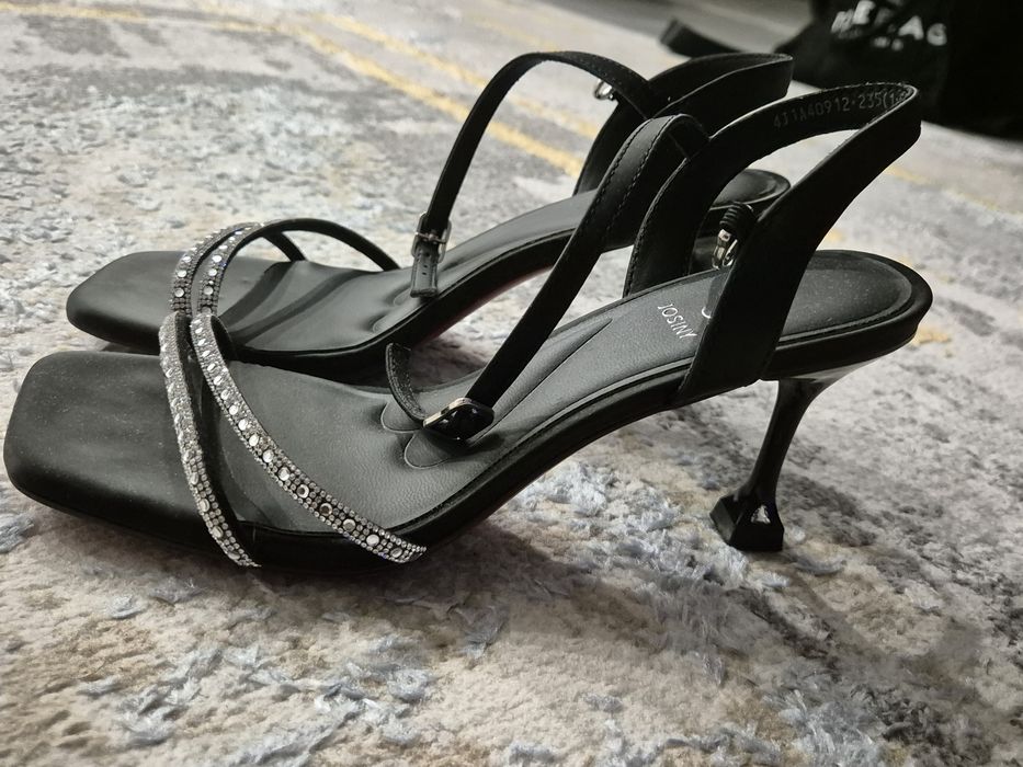 Босоножки на каблуке