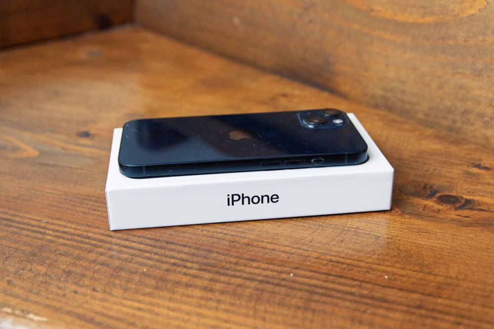 Telefon Apple iPhone 13 Midnight 128GB + HUSE