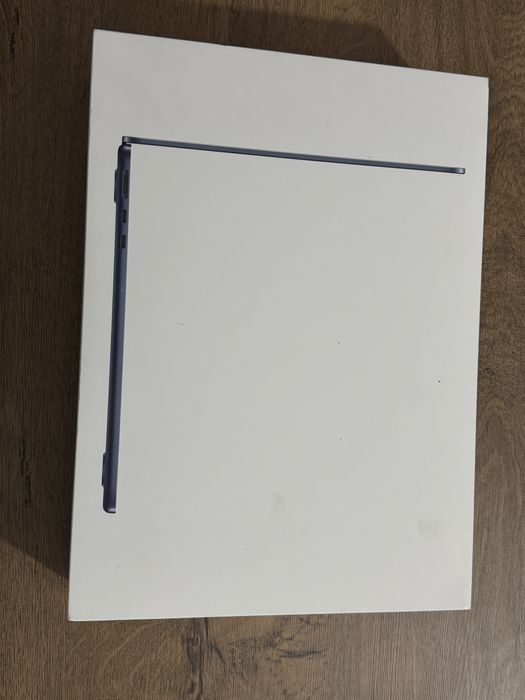 MacBook Air 13 inch -procesor M4 - 16 Gb ram -256 Gb Sigilat