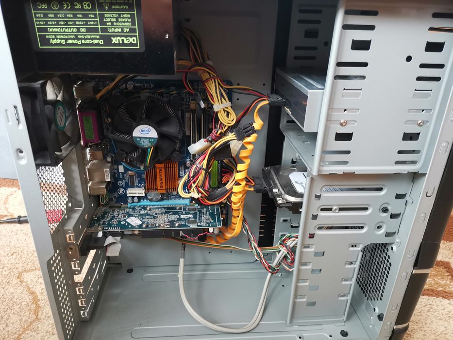 Unitate PC, mouse, tastatura