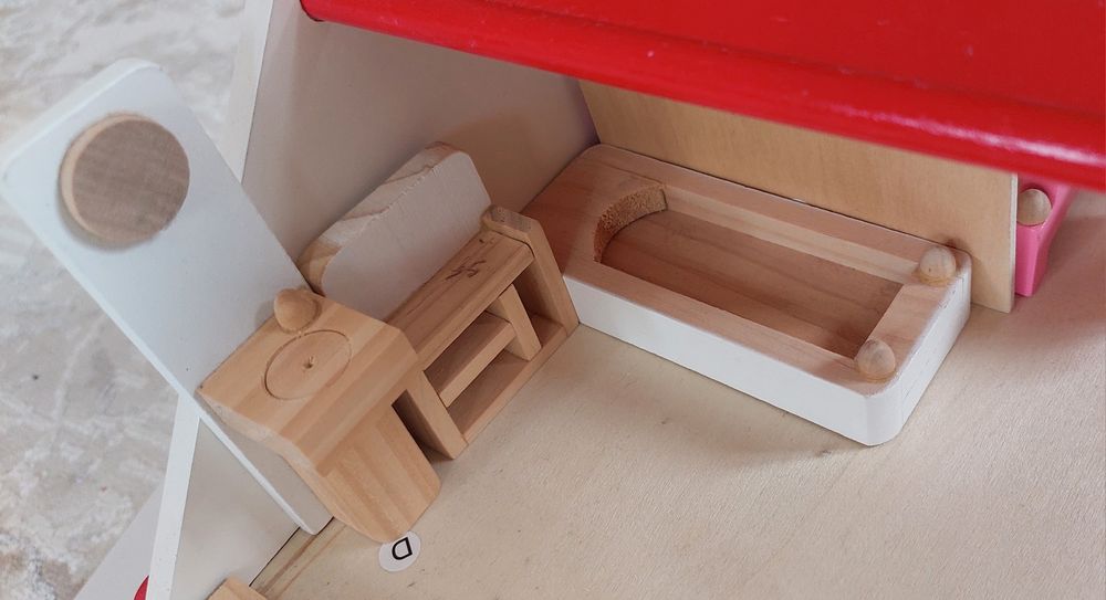 Деревянный домик для кукол