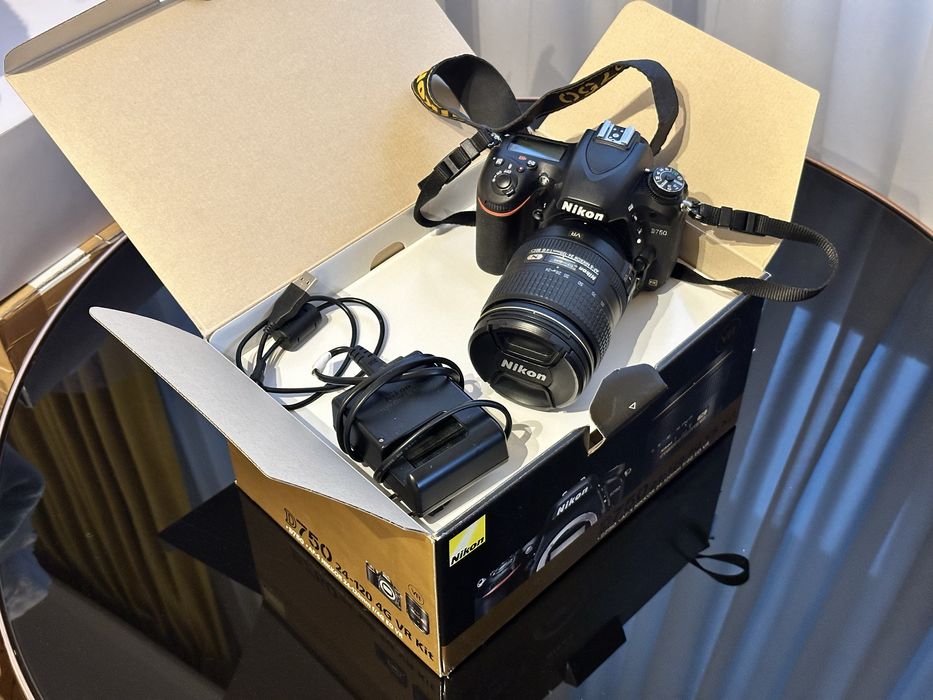 Nikon D750 + 24-120 f/4 VR Kit | 35K cadre | stare excelentă | cutie