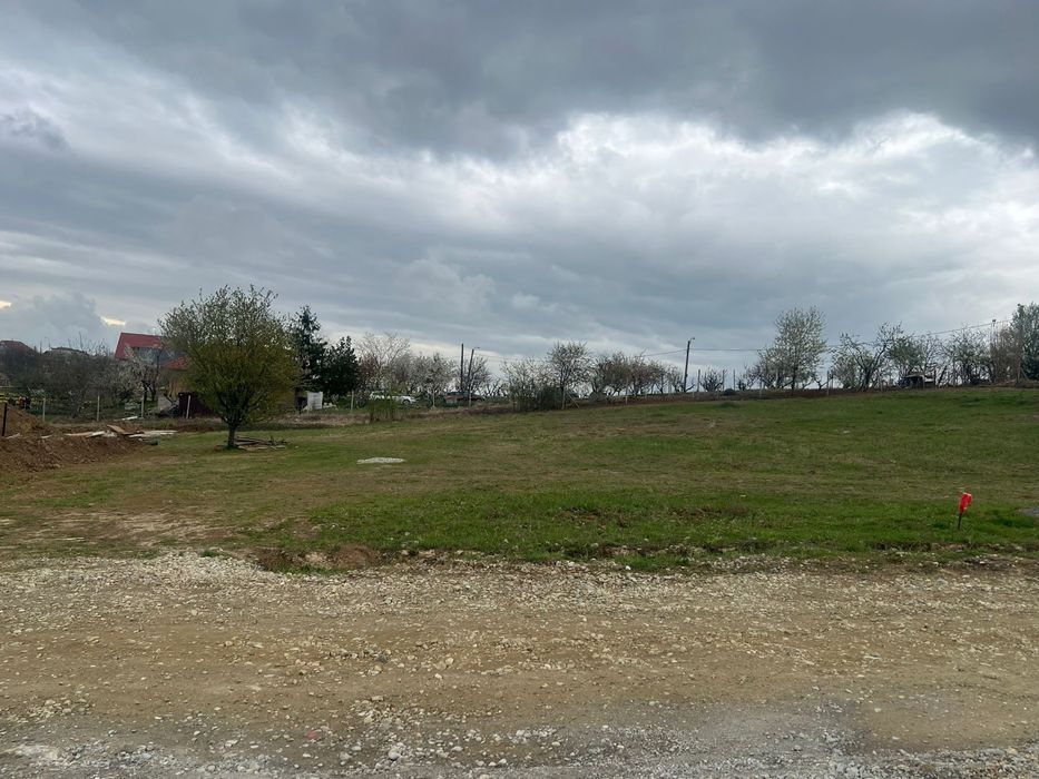 Vând teren intravilan