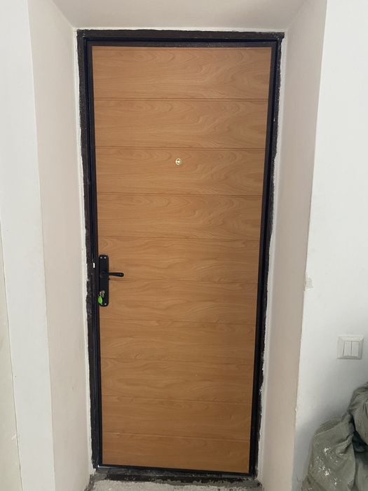 Наружная дверь продается