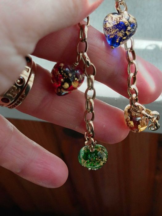 Златна 14к 585 italy гривна с сърца от мурано и златни люспи