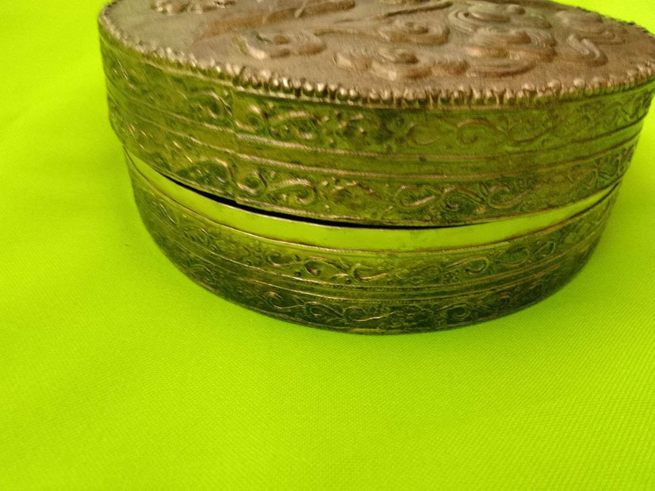 релефна медна посребрена кутия за бижута с огледало възрожденски стил