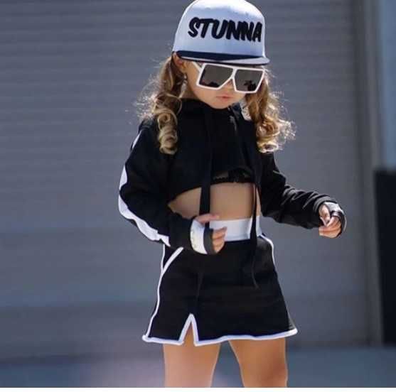 Compleu fusta si top cu glugă