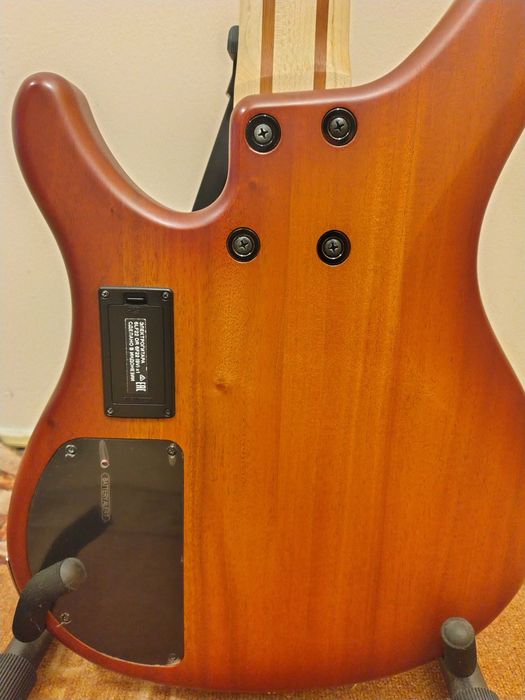 Chitara Bass Yamaha TRBX504 TBL + pedala Tc Electronic Dark Matter