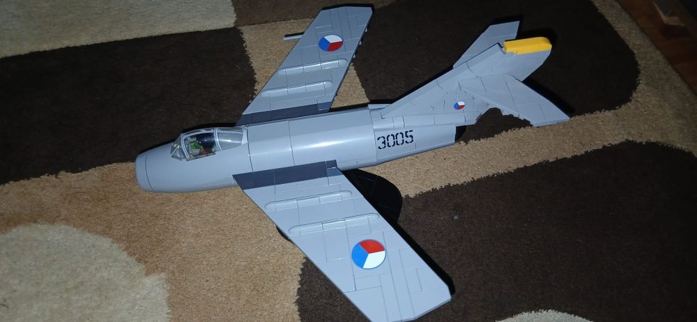 Vand la un loc 3 seturi lego ai 1 pusca airsoft CA NOI URGENT!