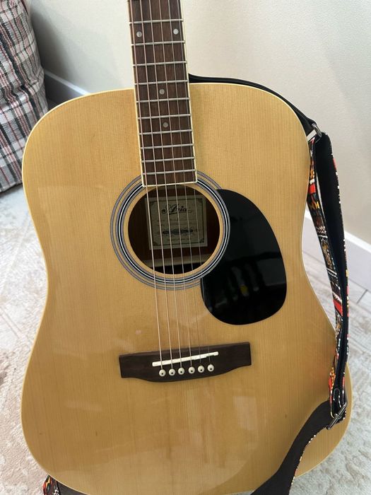 Продается акустическая гитара  Aria