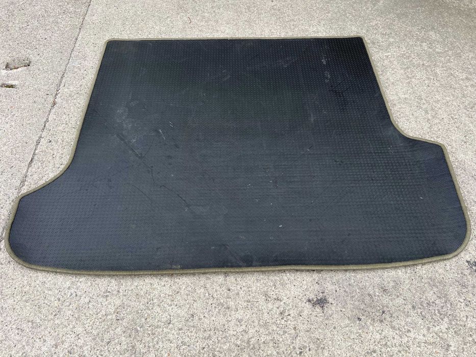 Продавам ОРИГИНАЛНА стелка/постелка за багажник за Волво/Volvo!