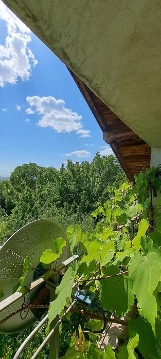 Продава се масивна 2-етажна къща в село Расник, област Перник