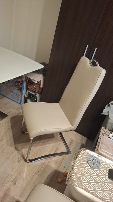 Masa living cu 4 scaune