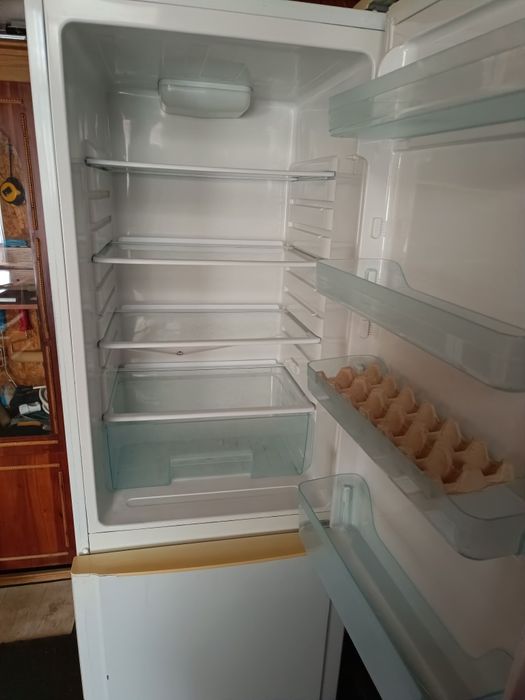 Холодильник Б/У Продам на запчасти.