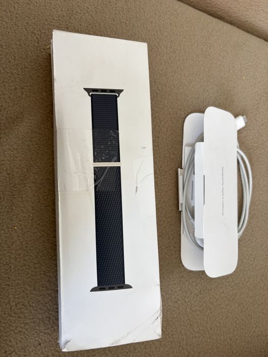 Apple Watch SE 2 44 мм + 2 каишки + зарядно