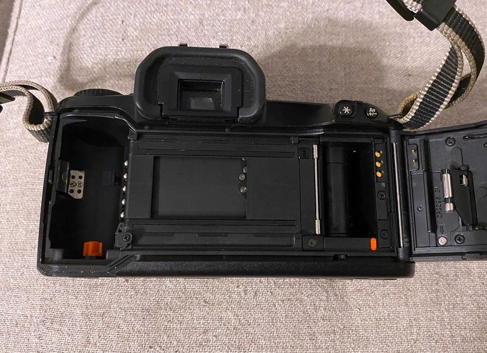 Canon EOS 500 Quartz Date body pe film 35mm compatibil EF