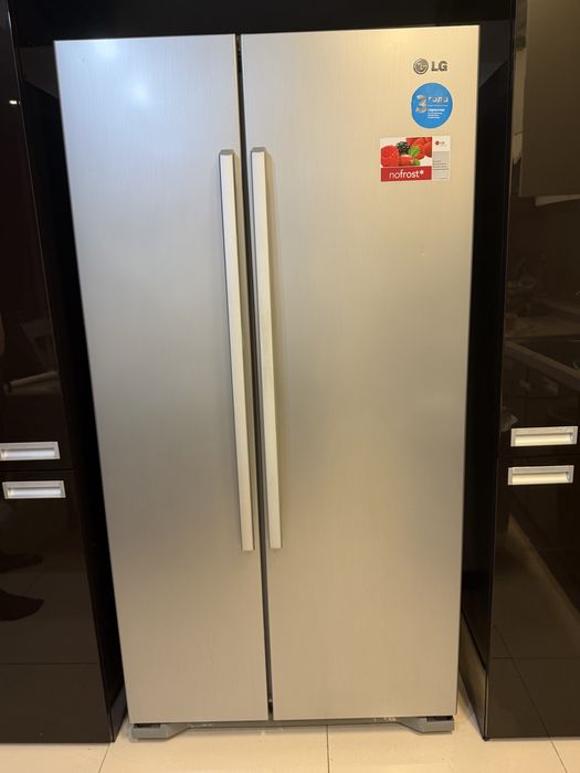 Срочно продается двухкамерный холодильник LG