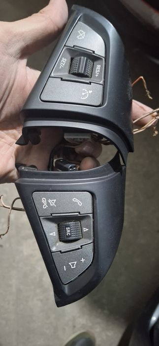 Продам кнопку руля от малибу 1 оригинал снят с малибу 1 не подделка