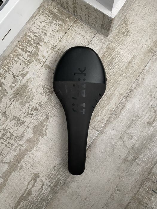 Продавам изцяло карбонова седалка fizik fi’zi:k carbon