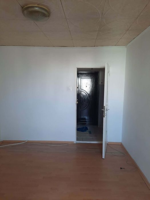 Vând garsonieră nemobilată