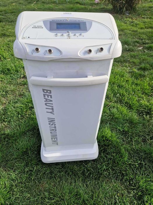 Фризьорки стол, козметична машина.