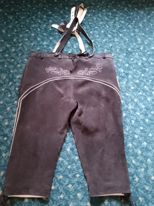 Vând pantaloni de bărbați din piele întoarsă.