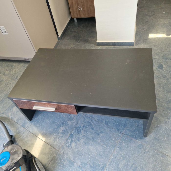 Холна маса в сив цвят