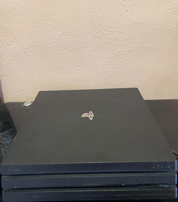 Vand ps 4 pro 1TB pret negociabil