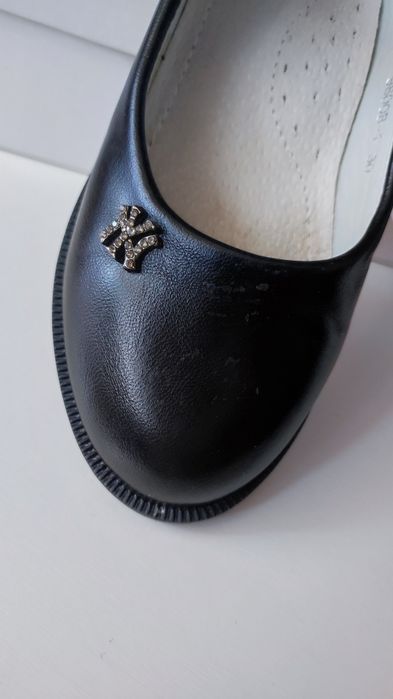 Продам туфли школьные на девочку 2 пары